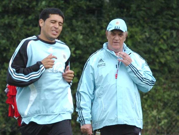 Basile: No creo que Riquelme se vaya lejos del país