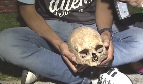 Nunca visto: un hincha de Racing llevó el cráneo de su abuelo a los festejos del campeón