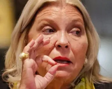 Carrió le reclamó a Milei por los derechos humanos de las mujeres