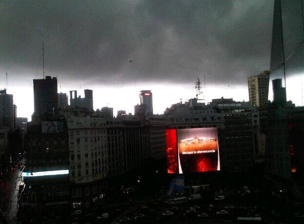 Se hizo de noche: diluvió en la Capital Federal y el conurbano bonaerense