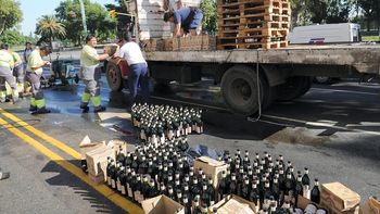 un camion volco su carga de fernet en plena avenida del libertador un camion volco su carga de fernet en plena avenida del libertador