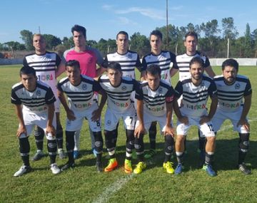 El plantel de Nueva Alianza posa antes del duelo en Berazategui