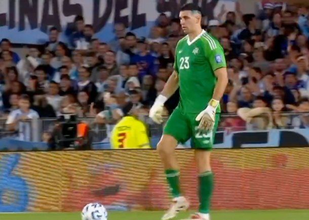 Lujo y cargada de Dibu Martínez contra Brasil: se puso a hacer jueguitos en el área