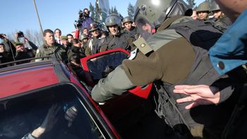 gendarmeria remolca los autos que cortan la panamericana gendarmeria remolca los autos que cortan la panamericana
