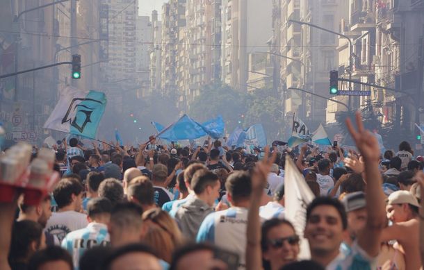 Banderazo hinchas de Racing. Foto: @RacingEterno