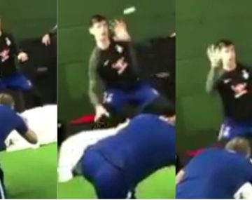 Thibaut Courtois, arquero de Chelsea, atrapa pelotas de tenis