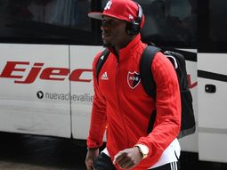 La llegada de Leal al hotel porteño donde concentra la Lepra (foto: Newells Old Boys)