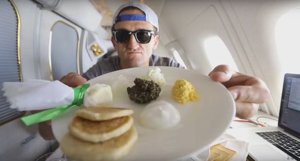 VIDEO: Un youtuber muestra cómo es viajar en la primera clase de un avión