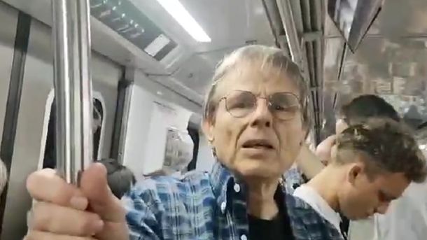 Un psicólogo pidió en el subte no votar a Javier Milei tras asegurar que está loco y es peligroso