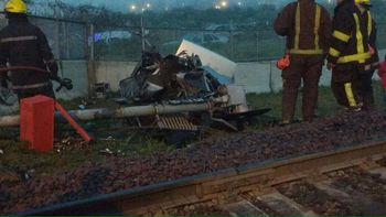 tragedia en jose c. paz: un tren arrollo un auto y murieron dos personas tragedia en jose c. paz: un tren arrollo un auto y murieron dos personas
