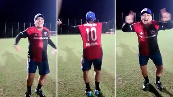 un maradona autentico: se puso la camiseta de newells y canto contra central
