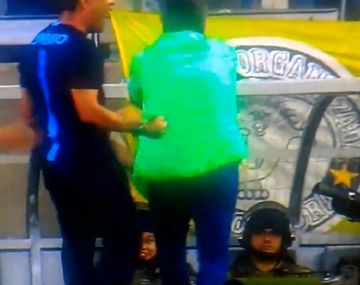 El DT del Gremio le pegó un botellazo en la cabeza a un Policía