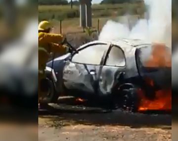 VIDEO: Quemó su auto para que no se lo llevara la grúa