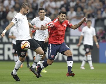 Silvio Romero no marcó pero complicó a toda la defensa de Corinthians