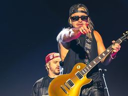 el reto del cantante de airbag a personal de seguridad en pleno recital: ¿que paso? el reto del cantante de airbag a personal de seguridad en pleno recital: ¿que paso?