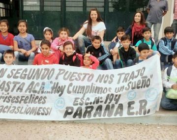 La maestra de la carta a Messi viajó con alumnos para ver a la Selección