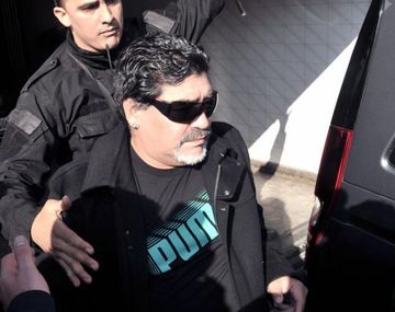 Maradona llegó a Zagreb y no habló con la prensa porque lo trataron de bo...