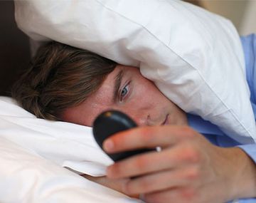 El 80% de los jóvenes mira el celular antes de desayunar