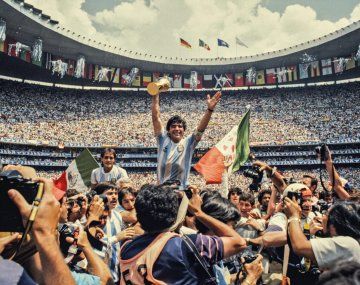 Subastan otra emblemática camiseta de Diego Maradona