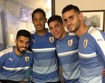 Luis Suárez con Mauricio Lemos, Federico Valverde y Gastón Pereiro
