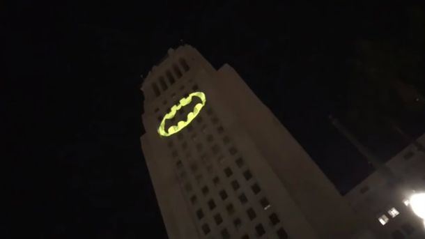 La batiseñal se vio en el cielo de Los Ángeles