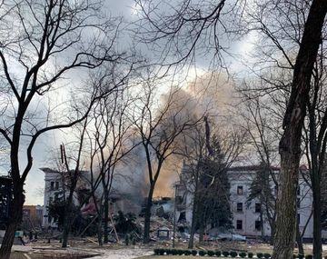 Ucrania asegura que hay sobrevivientes del teatro con refugiados bombardeado: Gente está saliendo viva