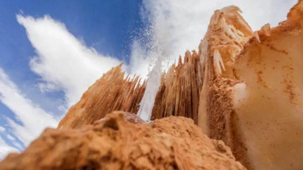 El pueblo que tiene volcanes de agua naturales y unos paisajes únicos