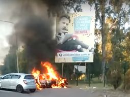 Un taxi chocó contra otro auto, se incendió y murió el chofer