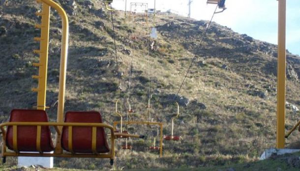 Pánico en la aerosilla: una nena viajó 300 metros colgada en Córdoba