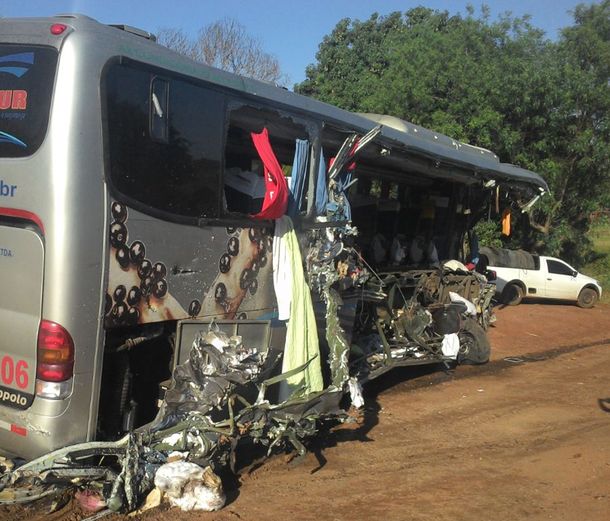 Diez muertos al chocar un micro escolar con un camión en Brasil