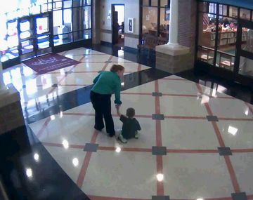 Una maestra arrastró a un nene por el piso