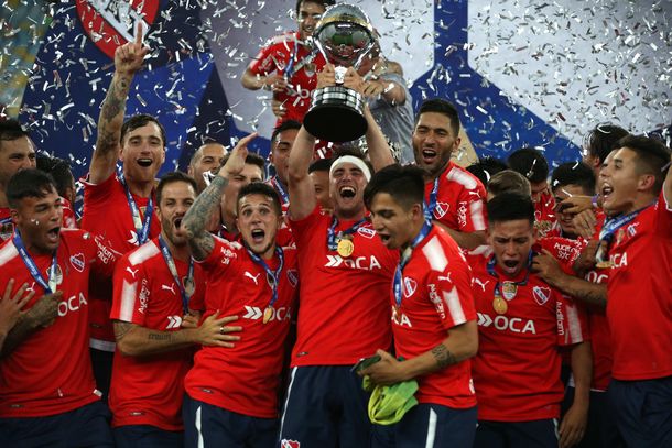 Tagliafico levanta la Copa en el Maracaná