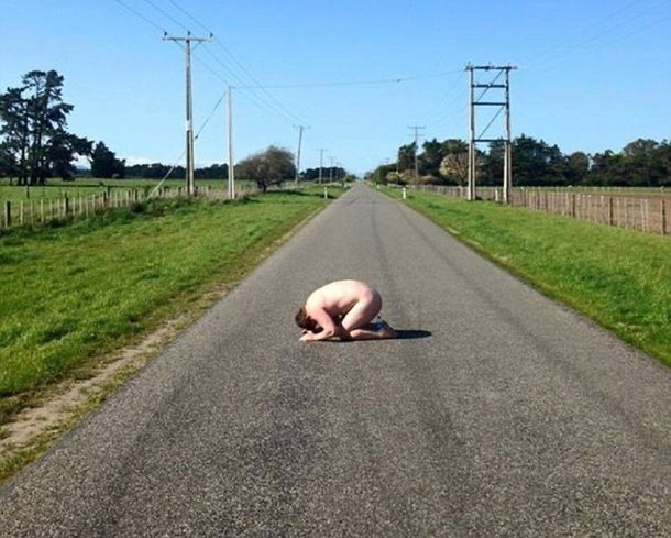 Nuevo y extraño viral: gente desnuda posa como pollos congelados