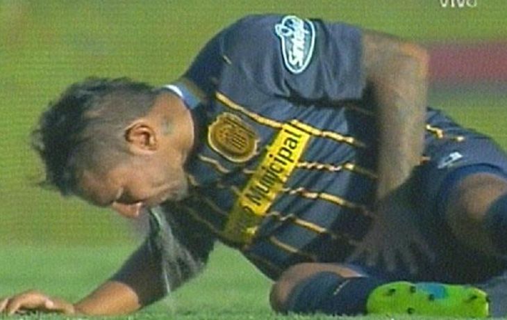A lo Messi: se descompuso y vomitó en pleno encuentro