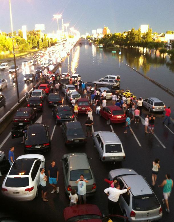 La fuerte tormenta inundó la autopista Panamericana