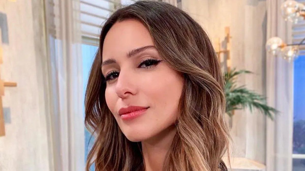Última moda: Pampita disfruta el calor con su microbikini de animal print