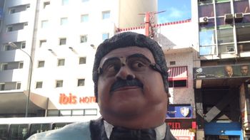 destruyen la estatua de don mateo en avenida corrientes destruyen la estatua de don mateo en avenida corrientes