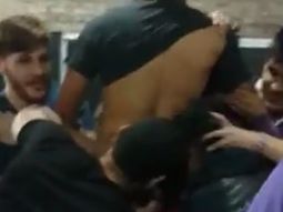 Rugbiers agresivos lastimas con dureza los glúteos de un compañero