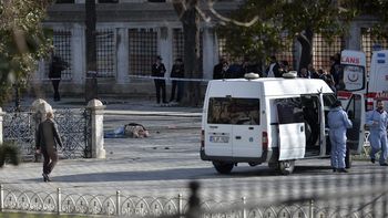 al menos diez muertos por una explosion en un centro turistico de estambul al menos diez muertos por una explosion en un centro turistico de estambul