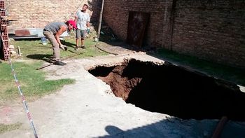 san isidro: una mujer cayo en un crater mientras desarmaba una pileta san isidro: una mujer cayo en un crater mientras desarmaba una pileta