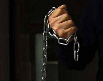 Engañados, atacaron a sus parejas con cadenas