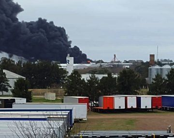 En horas del mediodía, el fuego no estaba controlado