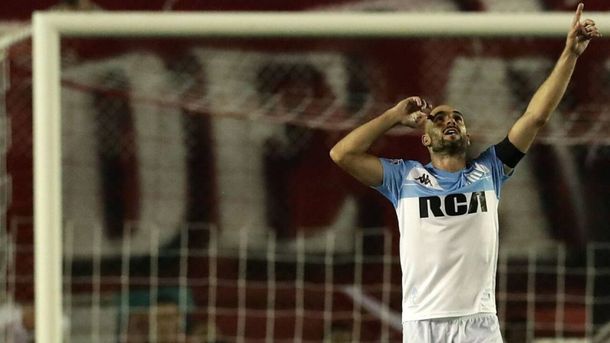 Piden a los hinchas de Racing que hagan el gesto de Lisandro López en su despedida