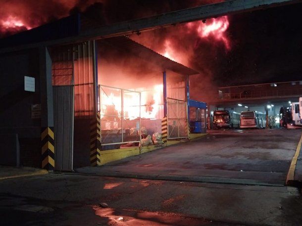 Incendio en La Tablada destruyó al menos 14 colectivos