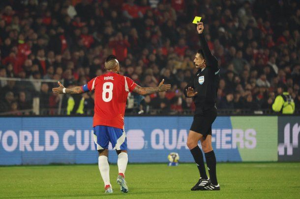 La bandera de los hinchas argentinos para Arturo Vidal en Chile