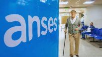 ANSES paga en octubre un bono de hasta $70.000 junto con los haberes previsionales y lleva el ingreso de la jubilación mínima a $505.748,51. ANSES paga en octubre un bono de hasta $70.000 junto con los haberes previsionales y lleva el ingreso de la jubilación mínima a $505.748,51.