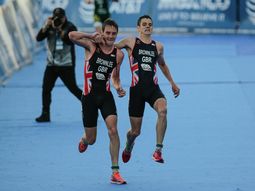 el gesto entre hermanos en el triatlon que conmueve al mundo el gesto entre hermanos en el triatlon que conmueve al mundo