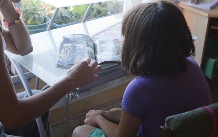 Debe mandar a su hija al colegio, pero no quiere
