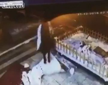 Quiso romper un muñeco de nieve sin motivo y terminó mal