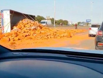 Caos en la autopista Buenos Aires-La Plata por el vuelco de un camión cargado con ladrillos